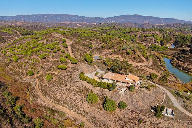 VERKAUFT/SOLD – Ländliche Villa mit viel Land und Seen zu verkaufen – Portimão – Algarve – 1.498.000 EUR
